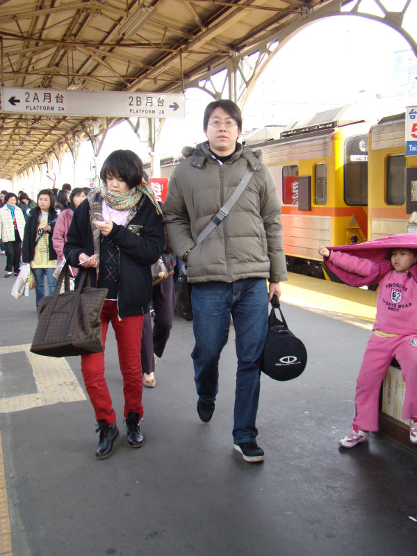 台灣鐵路旅遊攝影台中火車站月台旅客特寫2008攝影照片19
