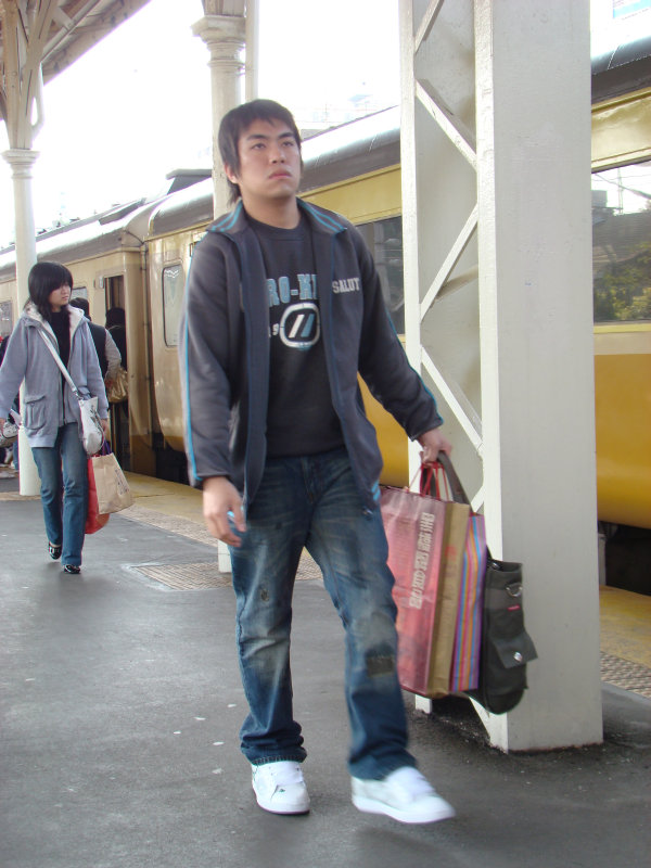台灣鐵路旅遊攝影台中火車站月台旅客特寫2008攝影照片20