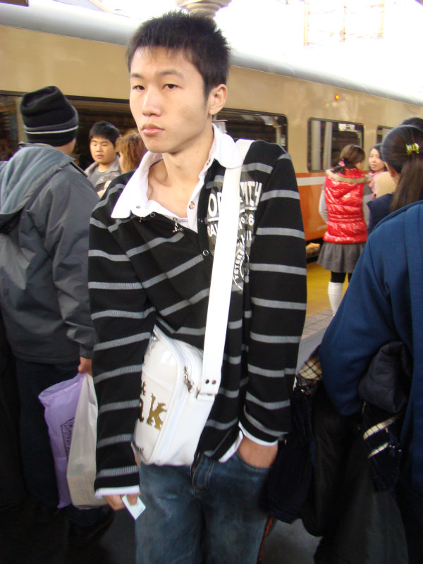 台灣鐵路旅遊攝影台中火車站月台旅客特寫2008攝影照片23