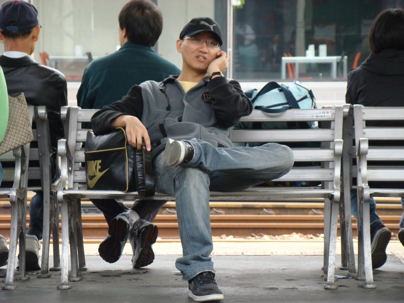 台灣鐵路旅遊攝影台中火車站月台旅客特寫2008攝影照片34