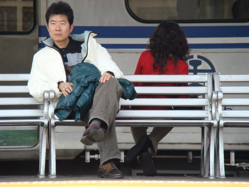 台灣鐵路旅遊攝影台中火車站月台旅客特寫2008攝影照片47