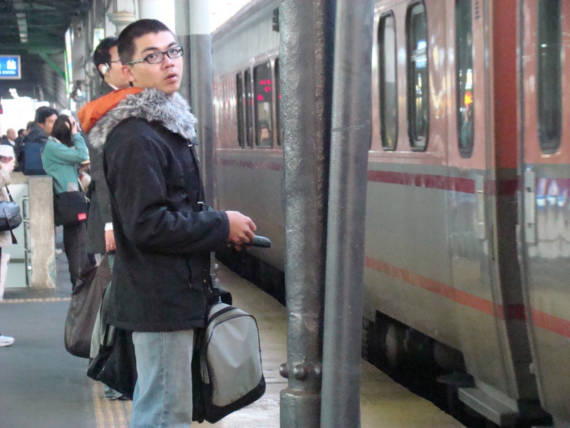 台灣鐵路旅遊攝影台中火車站月台旅客特寫2008攝影照片54