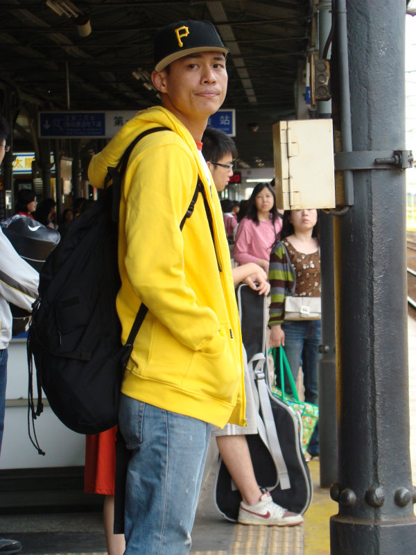 台灣鐵路旅遊攝影台中火車站月台旅客特寫2008攝影照片72