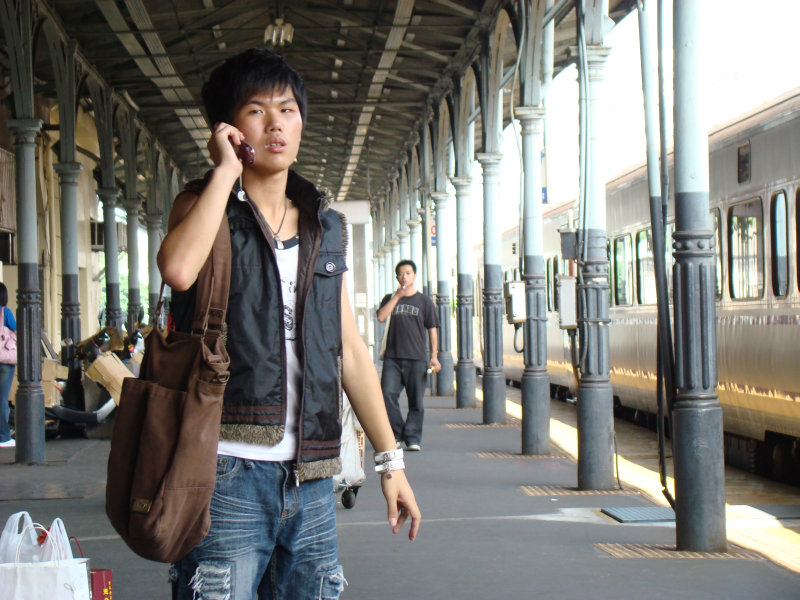 台灣鐵路旅遊攝影台中火車站月台旅客特寫2008攝影照片92