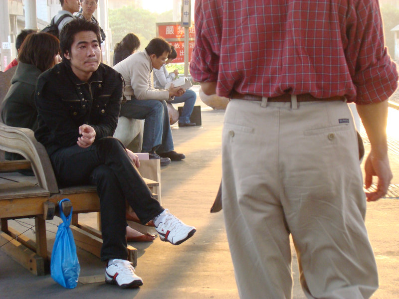 台灣鐵路旅遊攝影台中火車站月台旅客特寫2008攝影照片95