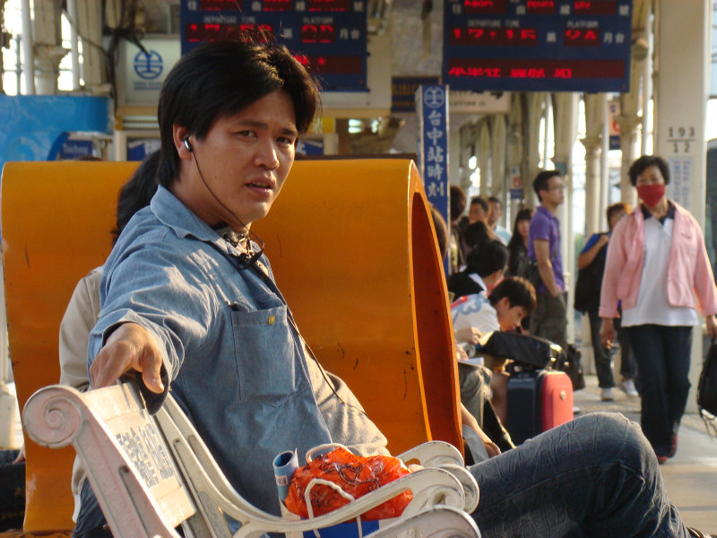 台灣鐵路旅遊攝影台中火車站月台旅客特寫2009攝影照片18