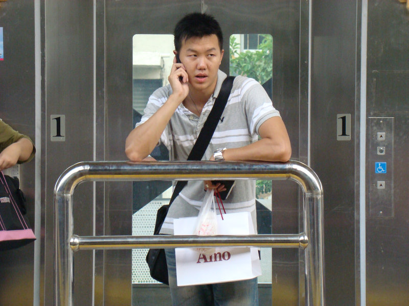 台灣鐵路旅遊攝影台中火車站月台旅客特寫2009攝影照片19