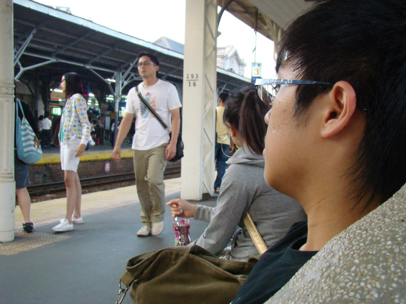 台灣鐵路旅遊攝影台中火車站月台旅客特寫2009攝影照片22