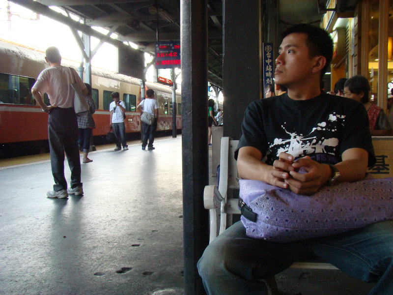 台灣鐵路旅遊攝影台中火車站月台旅客特寫2009攝影照片23