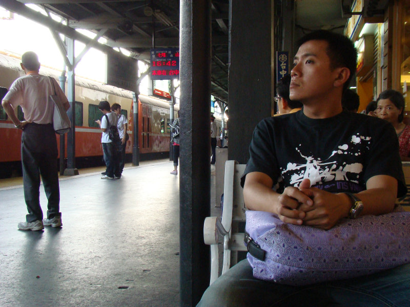 台灣鐵路旅遊攝影台中火車站月台旅客特寫2009攝影照片24