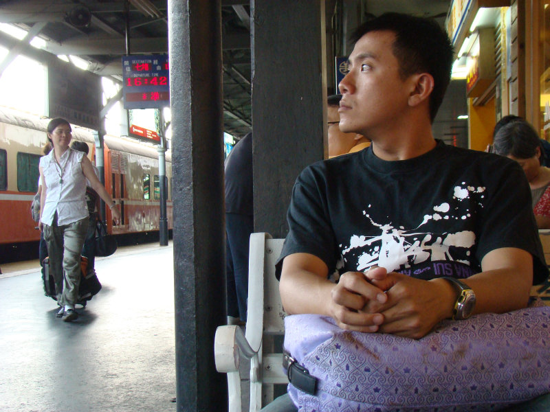 台灣鐵路旅遊攝影台中火車站月台旅客特寫2009攝影照片25