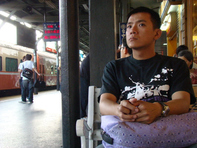 台灣鐵路旅遊攝影台中火車站月台旅客特寫2009攝影照片26