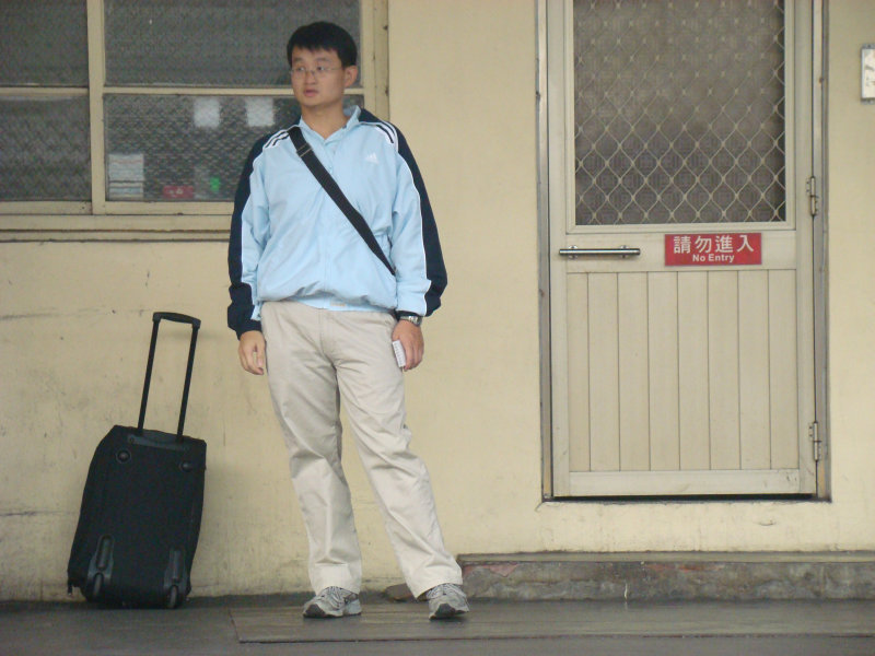台灣鐵路旅遊攝影台中火車站月台旅客特寫2009攝影照片45