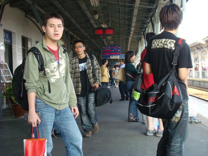台灣鐵路旅遊攝影台中火車站月台旅客特寫2009攝影照片63