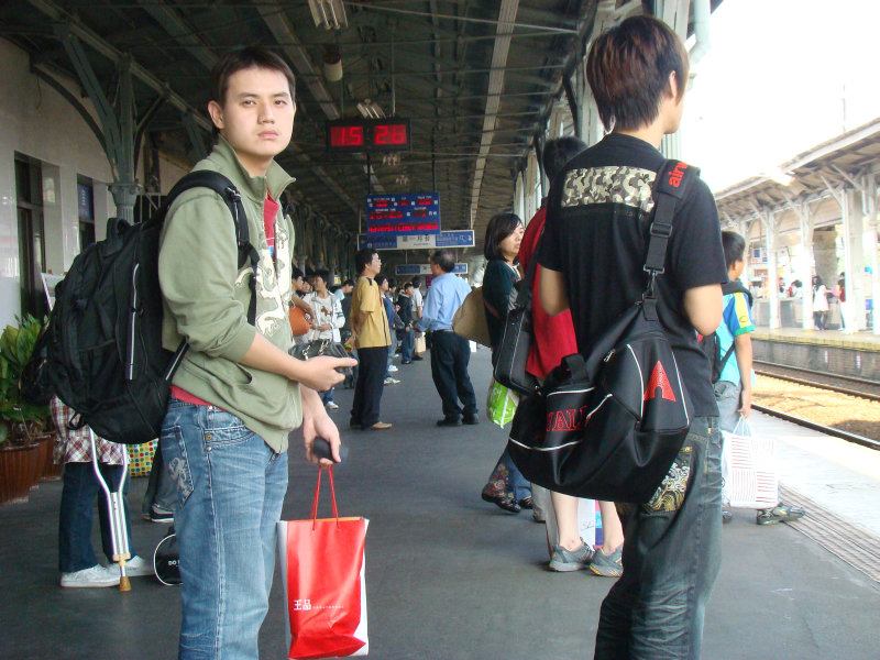 台灣鐵路旅遊攝影台中火車站月台旅客特寫2009攝影照片64