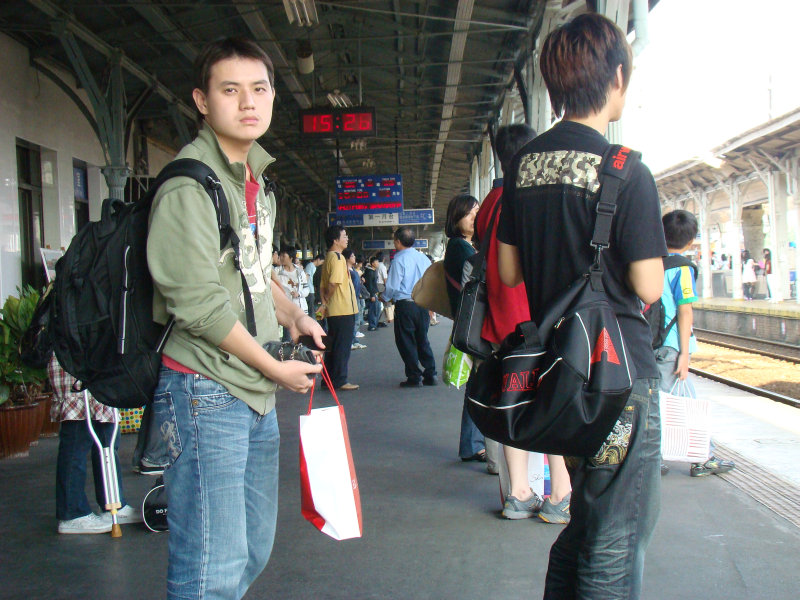 台灣鐵路旅遊攝影台中火車站月台旅客特寫2009攝影照片65