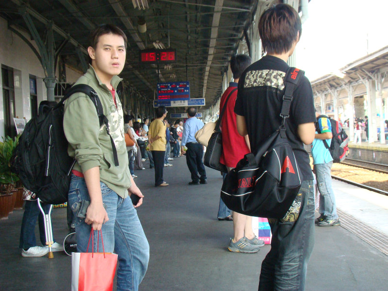 台灣鐵路旅遊攝影台中火車站月台旅客特寫2009攝影照片66