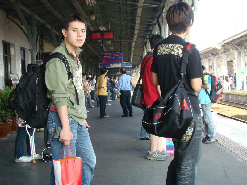 台灣鐵路旅遊攝影台中火車站月台旅客特寫2009攝影照片67