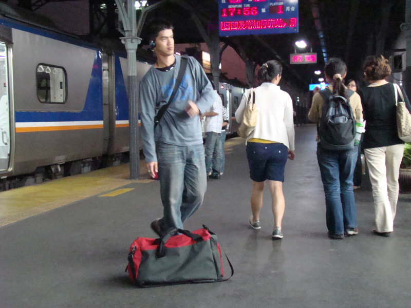 台灣鐵路旅遊攝影台中火車站月台旅客特寫2009攝影照片69