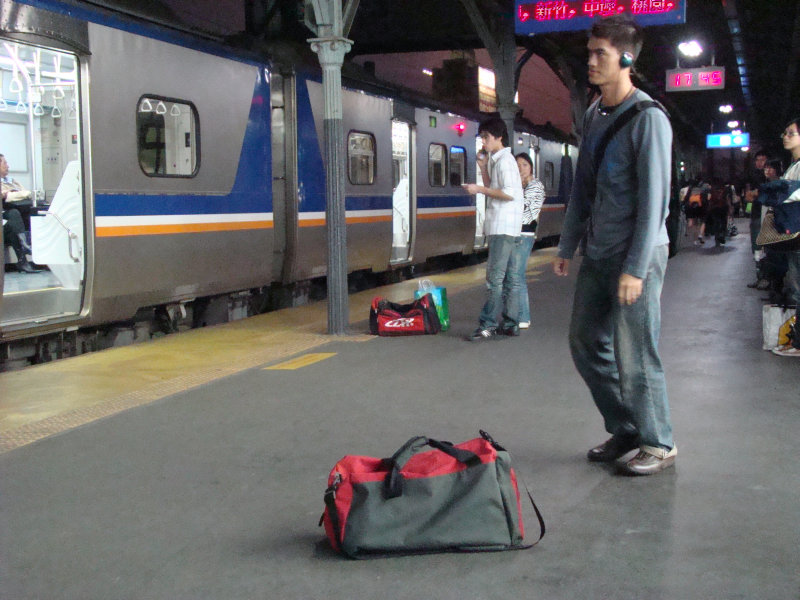 台灣鐵路旅遊攝影台中火車站月台旅客特寫2009攝影照片70