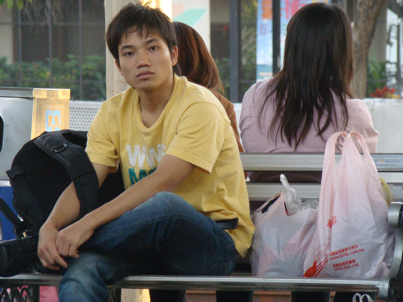 台灣鐵路旅遊攝影台中火車站月台旅客特寫2009攝影照片74