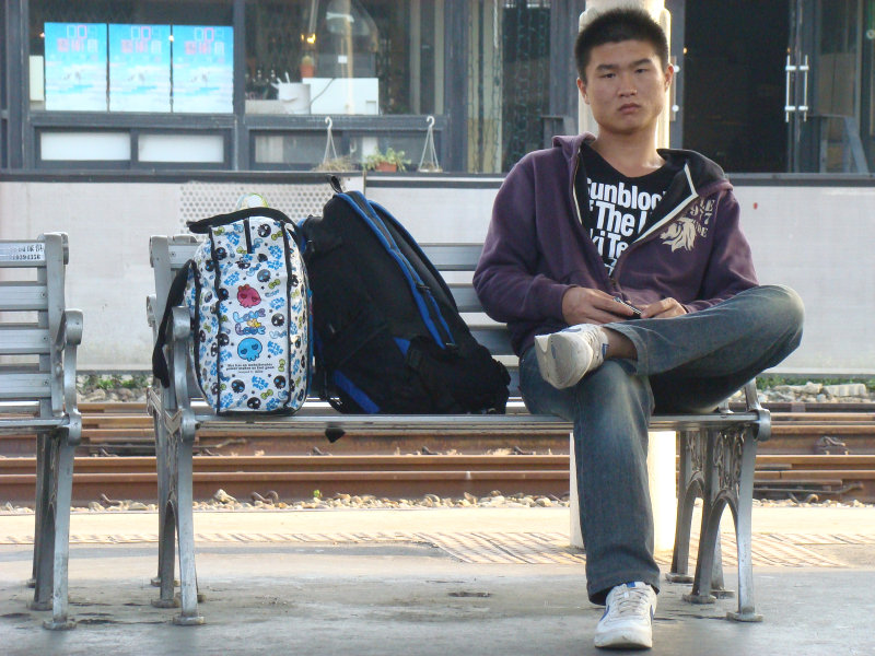 台灣鐵路旅遊攝影台中火車站月台旅客特寫2009攝影照片82
