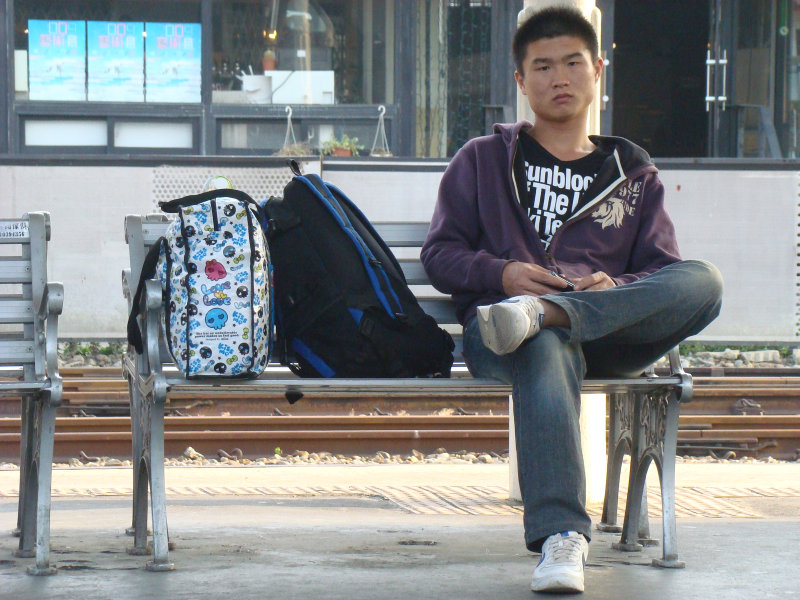 台灣鐵路旅遊攝影台中火車站月台旅客特寫2009攝影照片84