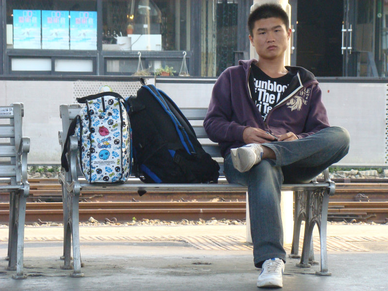 台灣鐵路旅遊攝影台中火車站月台旅客特寫2009攝影照片85