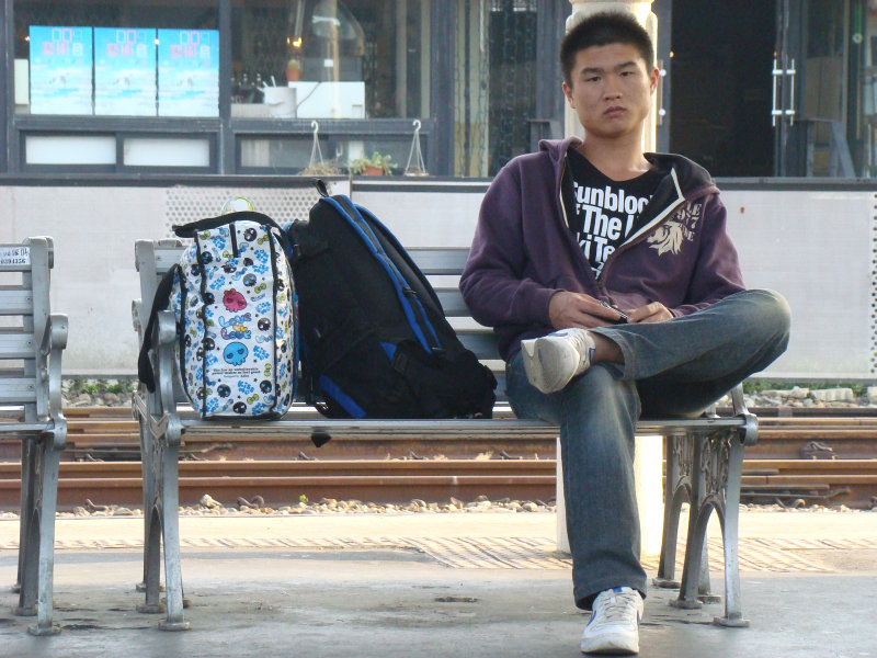 台灣鐵路旅遊攝影台中火車站月台旅客特寫2009攝影照片86