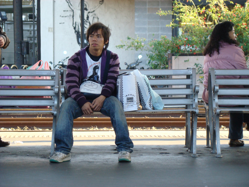 台灣鐵路旅遊攝影台中火車站月台旅客特寫2009攝影照片89