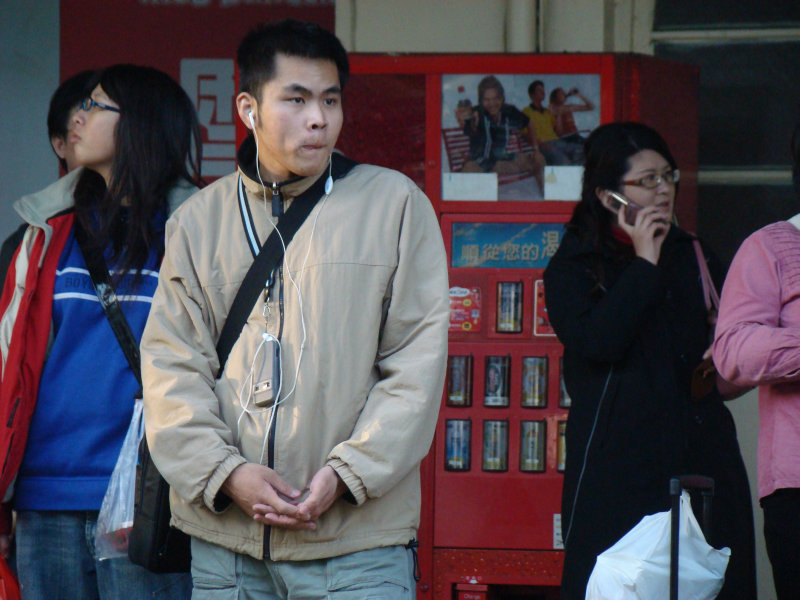 台灣鐵路旅遊攝影台中火車站月台旅客特寫2009攝影照片93