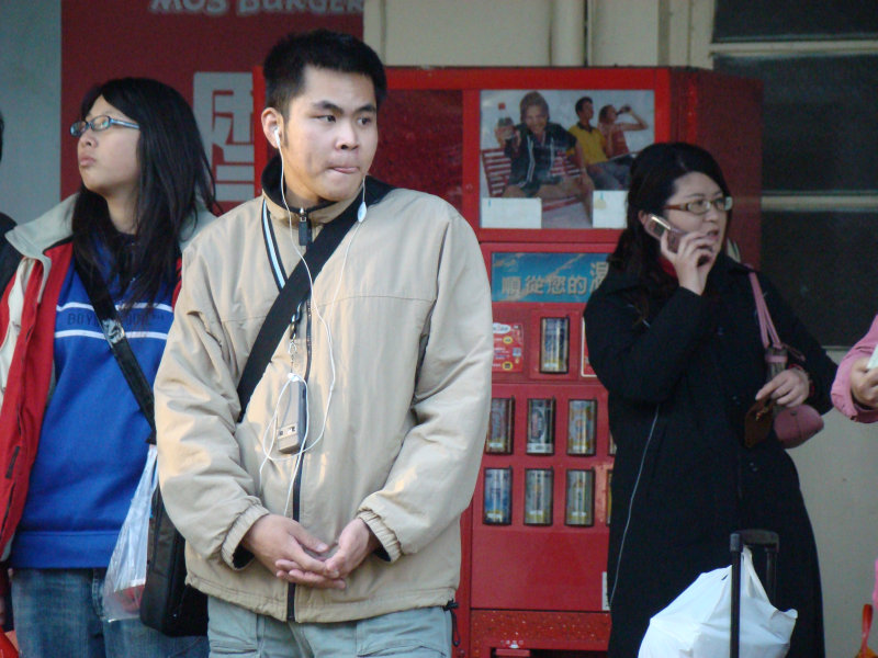 台灣鐵路旅遊攝影台中火車站月台旅客特寫2009攝影照片94