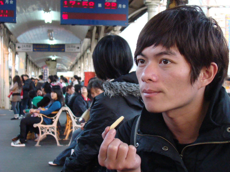 台灣鐵路旅遊攝影台中火車站月台旅客特寫2009攝影照片106