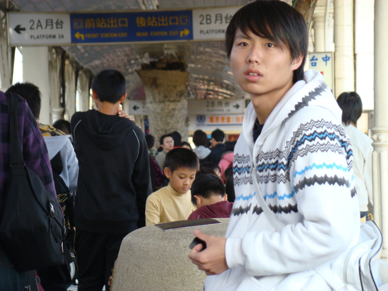 台灣鐵路旅遊攝影台中火車站月台旅客特寫2009攝影照片112