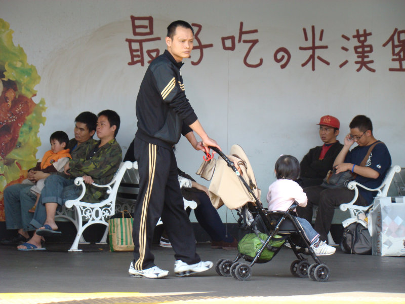 台灣鐵路旅遊攝影台中火車站月台旅客特寫2009攝影照片115