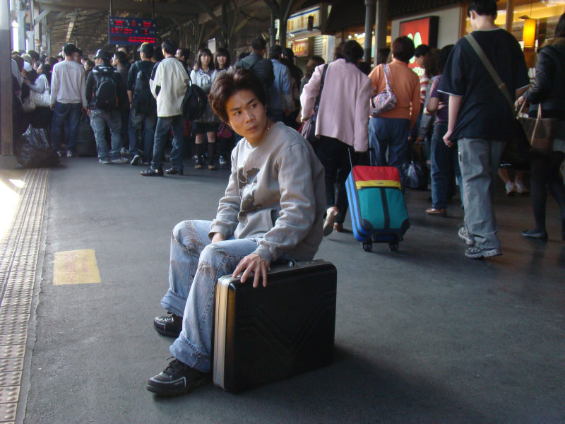 台灣鐵路旅遊攝影台中火車站月台旅客特寫2009攝影照片119
