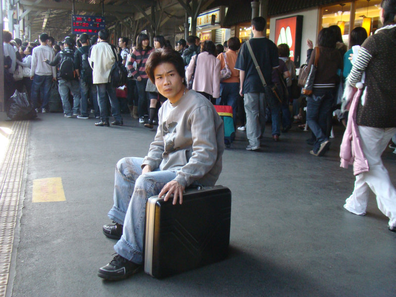 台灣鐵路旅遊攝影台中火車站月台旅客特寫2009攝影照片120
