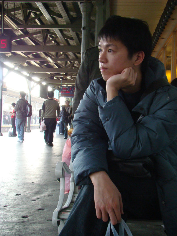 台灣鐵路旅遊攝影台中火車站月台旅客特寫2009攝影照片124