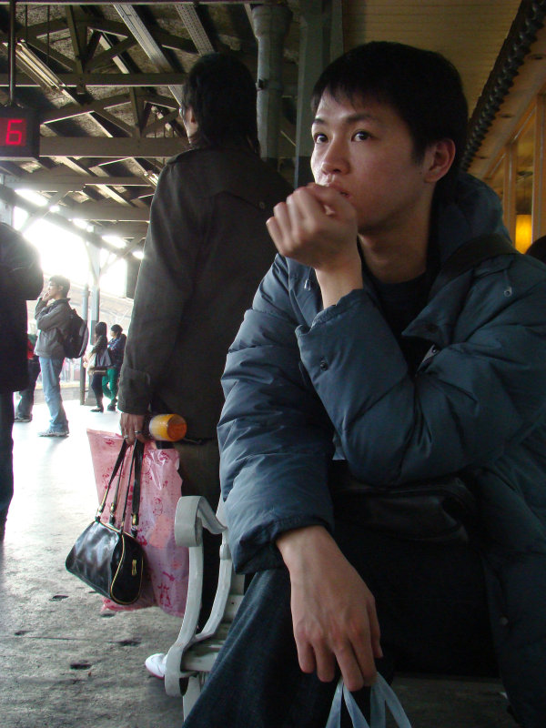 台灣鐵路旅遊攝影台中火車站月台旅客特寫2009攝影照片125