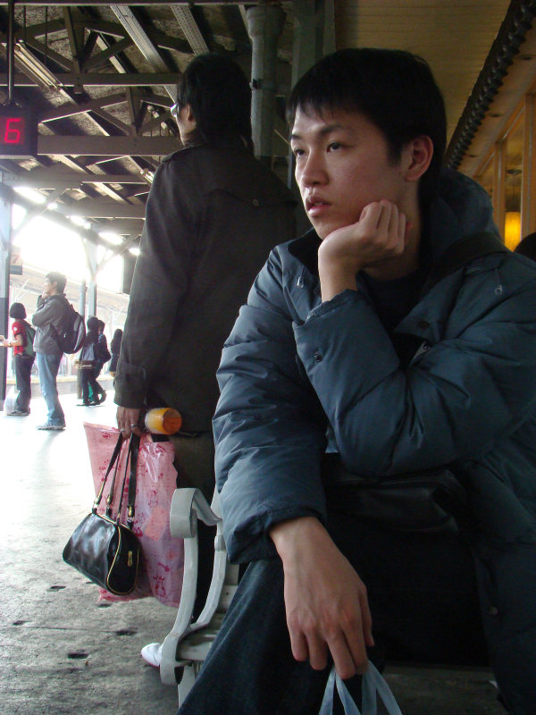台灣鐵路旅遊攝影台中火車站月台旅客特寫2009攝影照片126