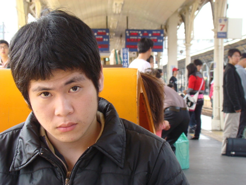 台灣鐵路旅遊攝影台中火車站月台旅客特寫2009攝影照片130