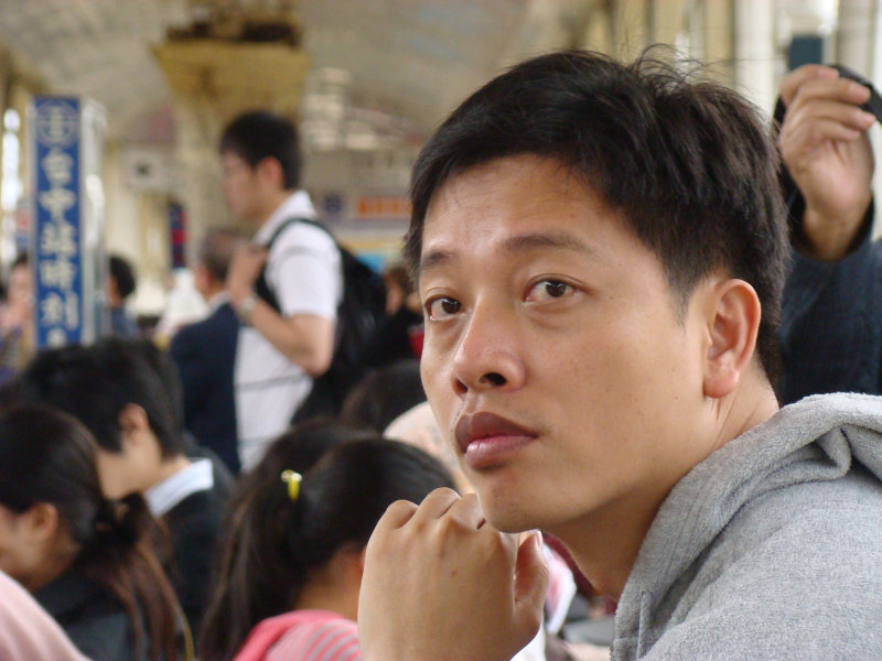 台灣鐵路旅遊攝影台中火車站月台旅客特寫2009攝影照片148