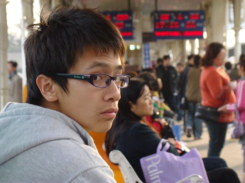 台灣鐵路旅遊攝影台中火車站月台旅客特寫2009攝影照片149