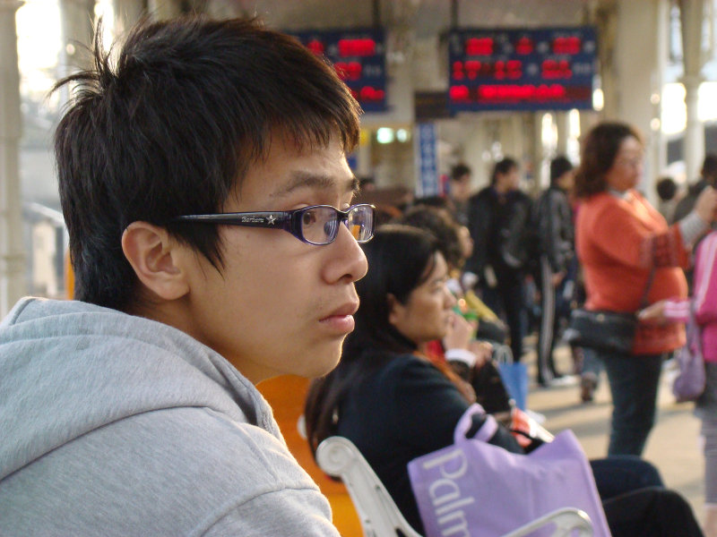 台灣鐵路旅遊攝影台中火車站月台旅客特寫2009攝影照片151