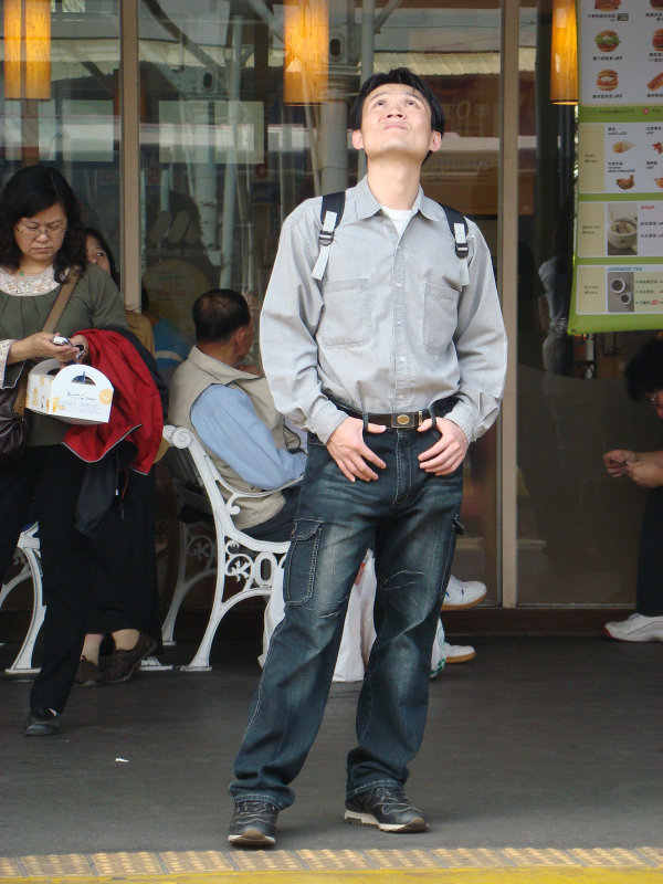 台灣鐵路旅遊攝影台中火車站月台旅客特寫2009攝影照片159