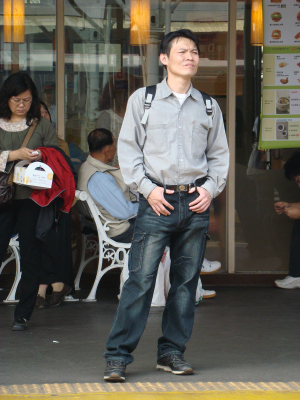 台灣鐵路旅遊攝影台中火車站月台旅客特寫2009攝影照片160