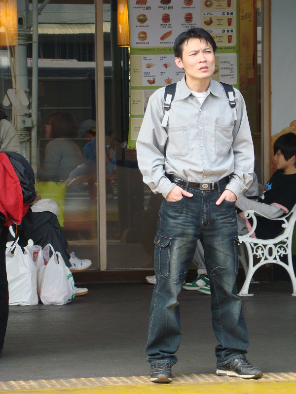 台灣鐵路旅遊攝影台中火車站月台旅客特寫2009攝影照片162