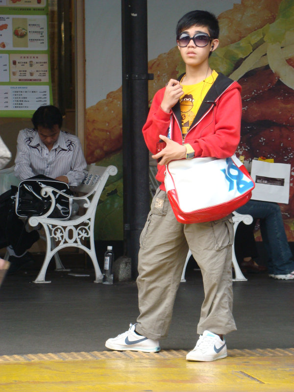 台灣鐵路旅遊攝影台中火車站月台旅客特寫2009攝影照片179