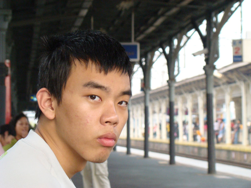 台灣鐵路旅遊攝影台中火車站月台旅客特寫2009攝影照片184