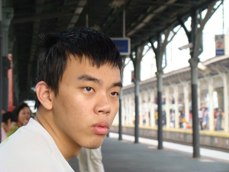 台灣鐵路旅遊攝影台中火車站月台旅客特寫2009攝影照片185